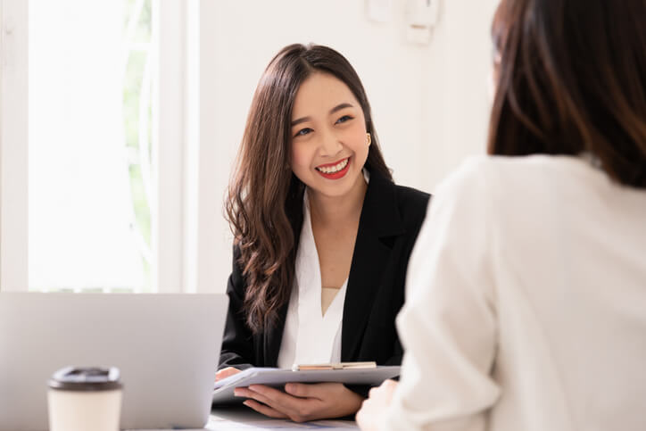 面接する女性