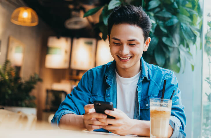 スマホを操作する男性